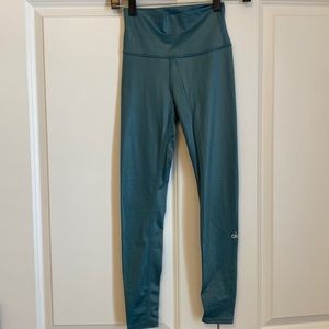 Alo - 7/8 High-Waist Shine Airbrush legging in Seagrass Shine - Size Small